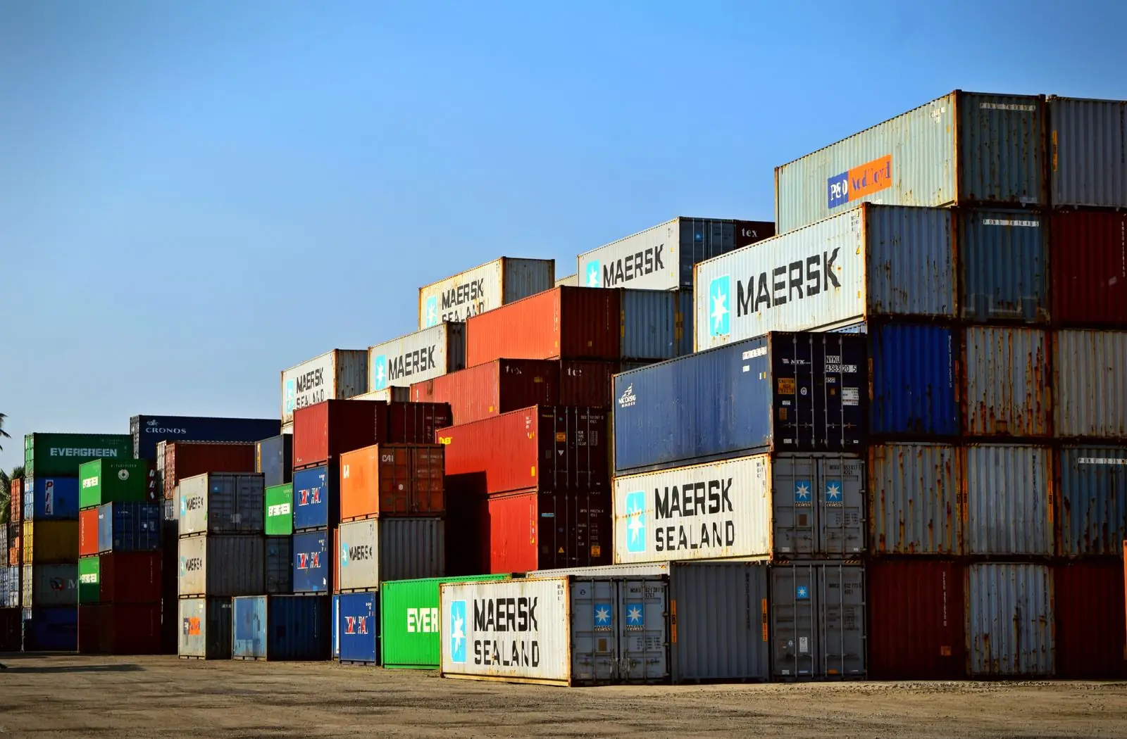 Contenedores de carga apilados en un patio logistico industrial