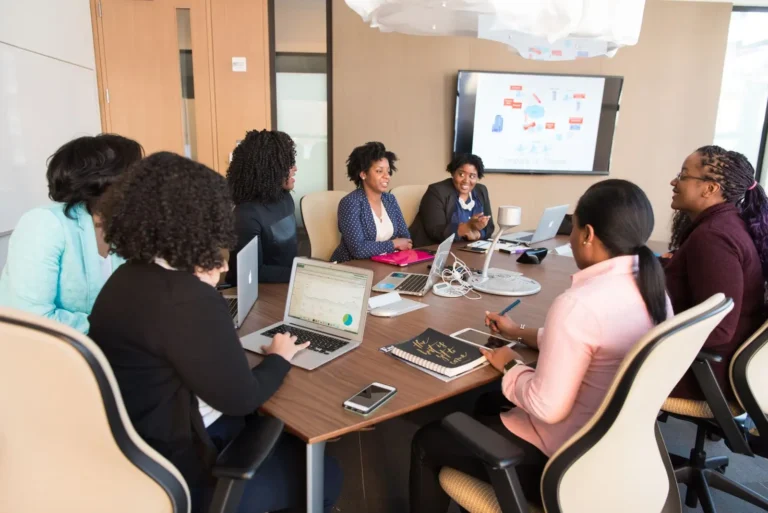 Grupo de profesionales en una reunion de negocios alrededor de una mesa