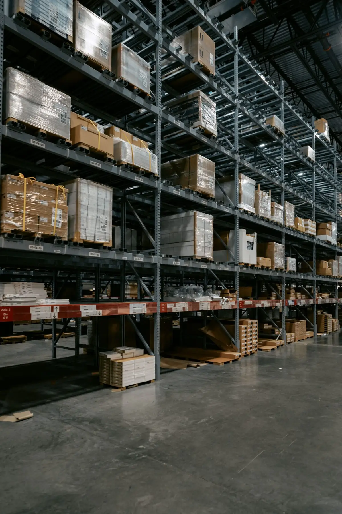 Pasillo de racks industriales organizados en bodega de distribucion