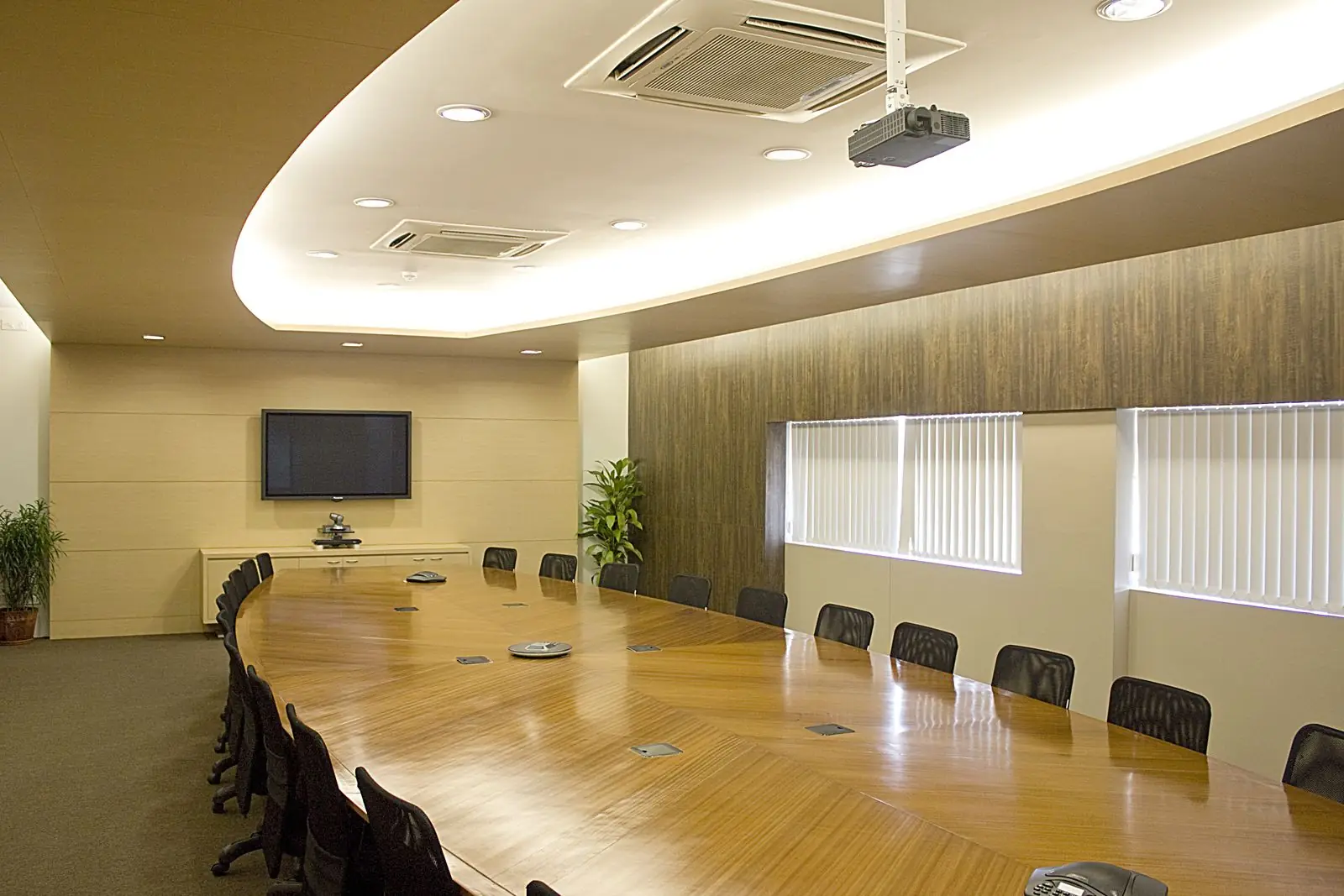 Sala de conferencias vacía en una oficina corporativa moderna