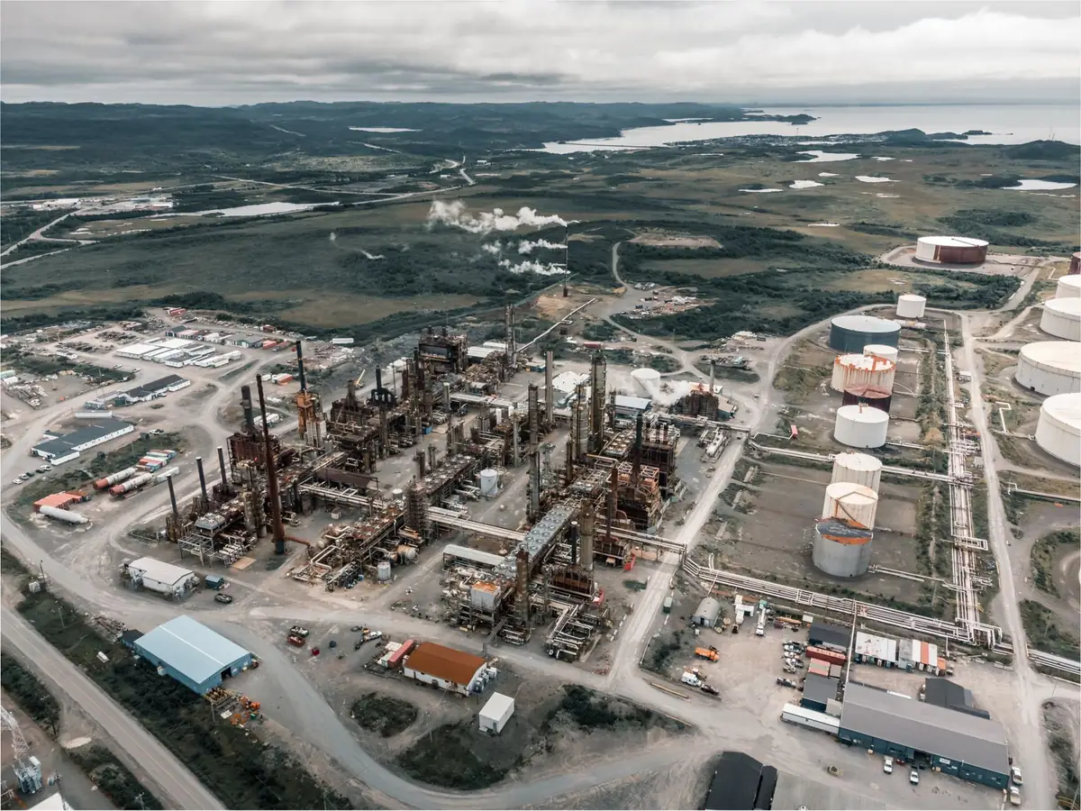 Vista aérea de complejo industrial con tanques de almacenamiento