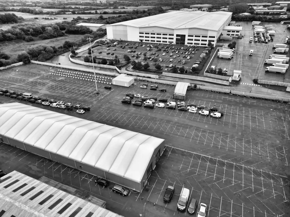 Vista aerea de un parque industrial con varias naves y area de estacionamiento