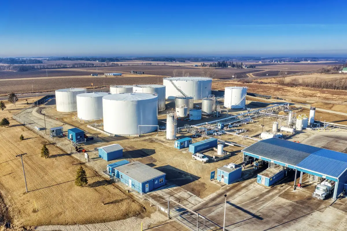 Vista aérea de una planta de manufactura industrial de gran escala, el tipo de activo que compite por atraer al capital institucional en México
