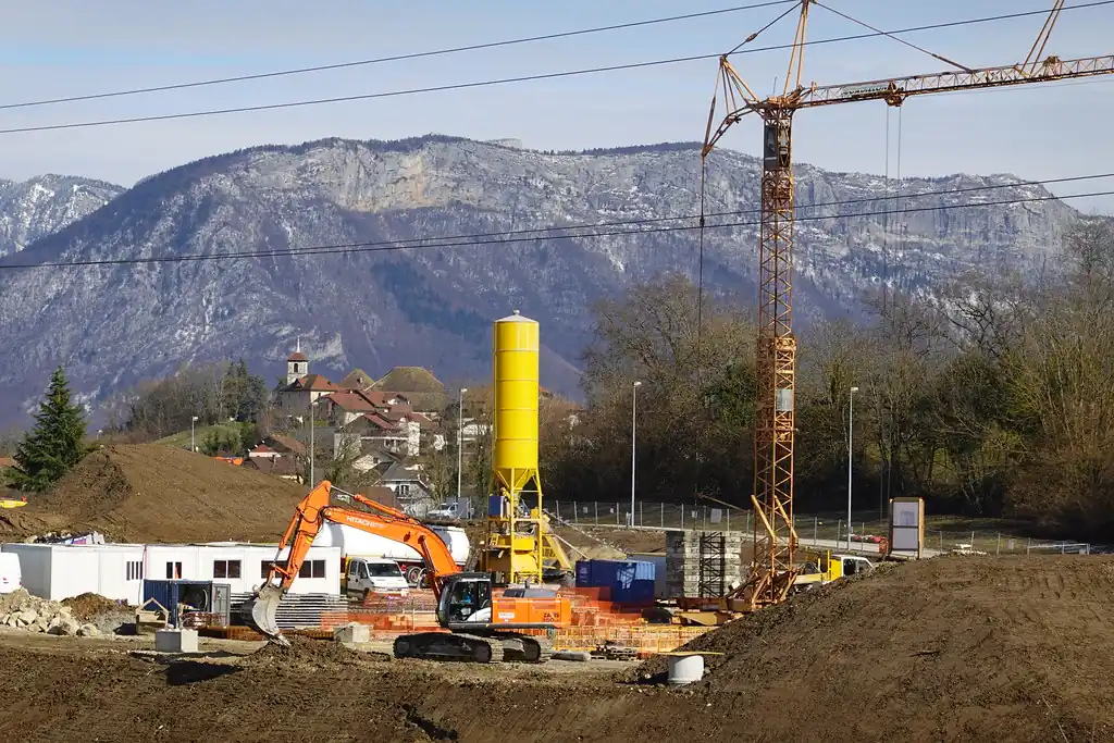 Construcción de una nave industrial con grúas y maquinaria pesada