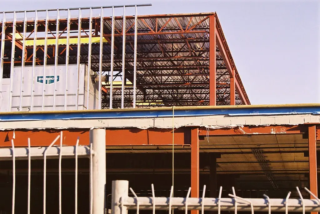 Estructura de acero de un edificio industrial en construcción
