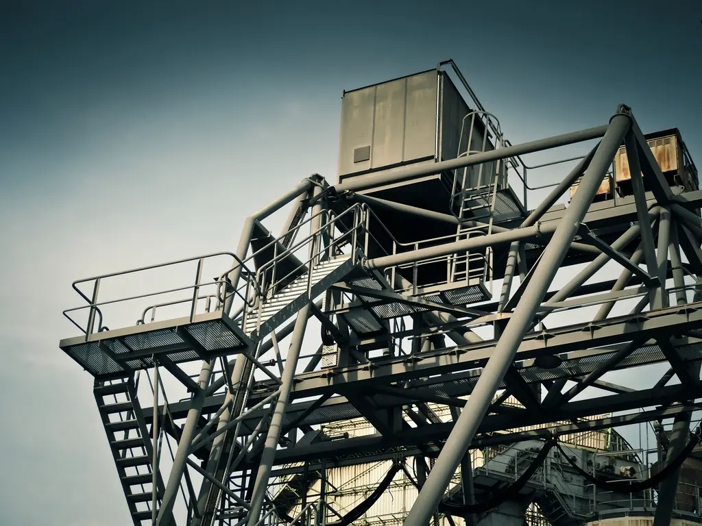 Estructura de acero y plataformas de una instalación industrial contra el cielo