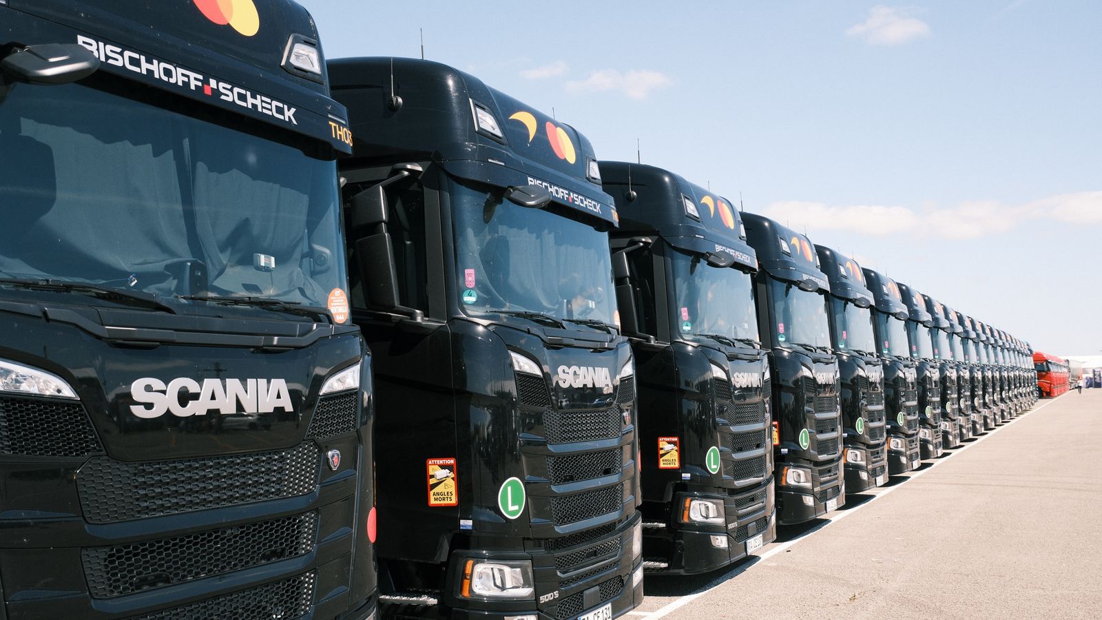 Flota de camiones de carga estacionados en un patio industrial