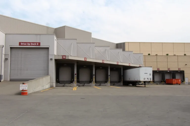 Nave industrial con andenes de carga y cortinas de acceso para tractocamiones