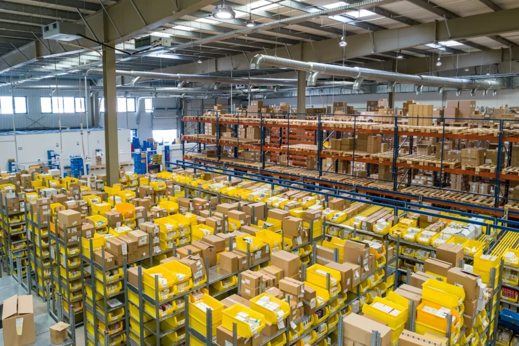 Nave industrial en operación con racks de almacenamiento y mercancía