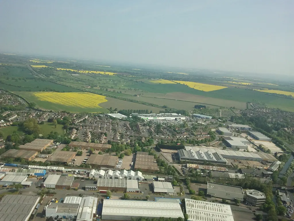 Vista aérea de un parque industrial con naves de techo plano