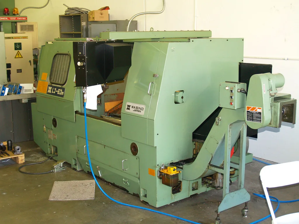 Torno de control numérico en un taller industrial