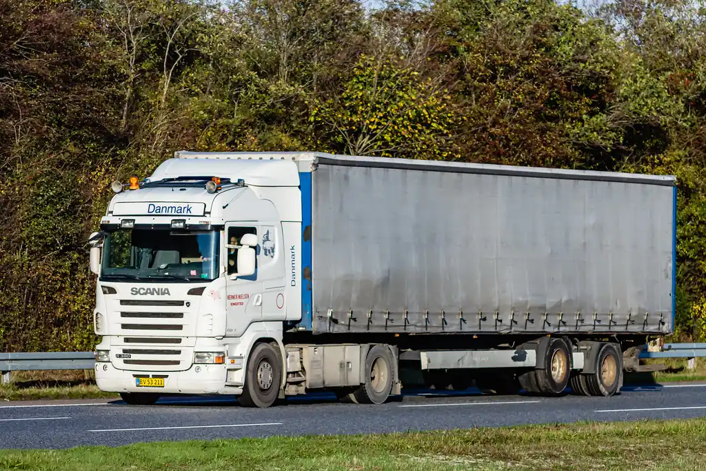 Tractocamión con caja seca circulando por una autopista