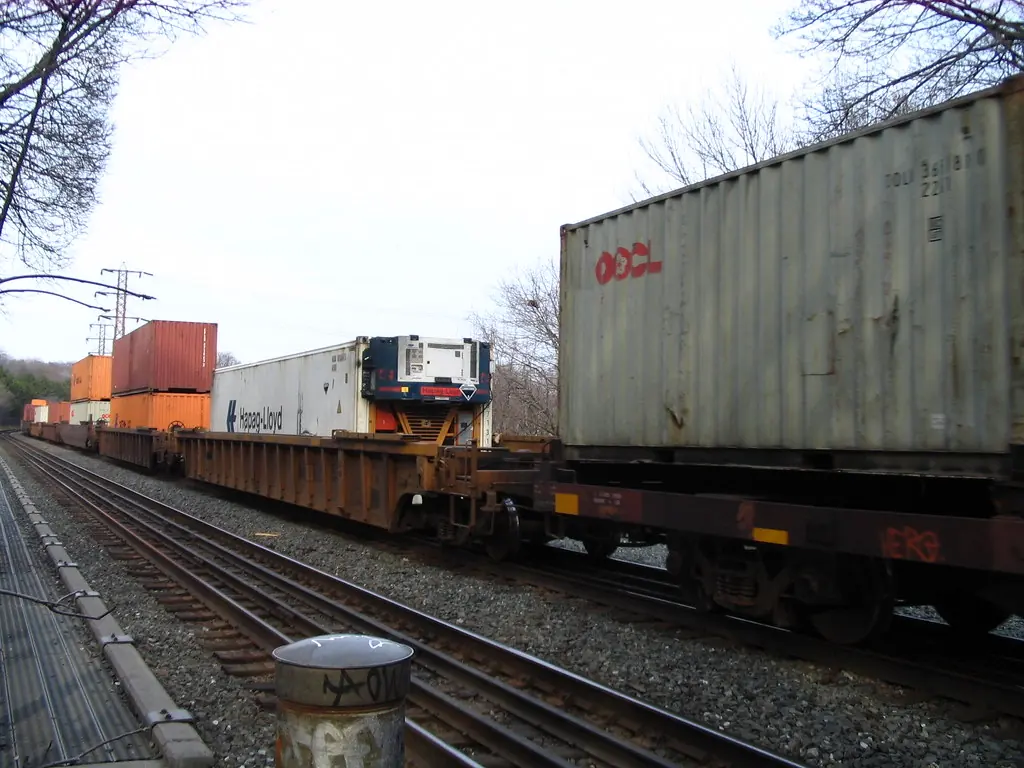 Tren de carga con contenedores apilados en doble estiba